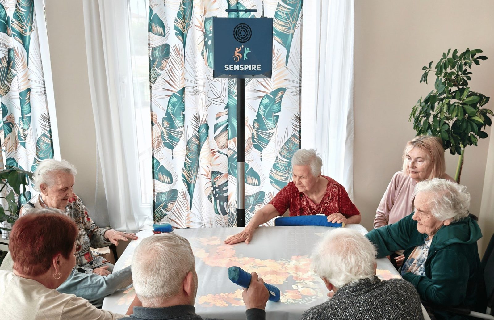 Grupa seniorów przy interaktywnym stole SENSPIRE