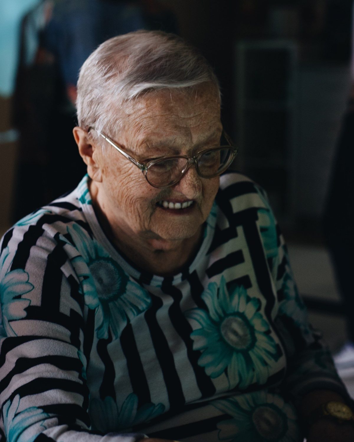 Uśmiechnięta seniorka podczas zajęć z SENSPIRE